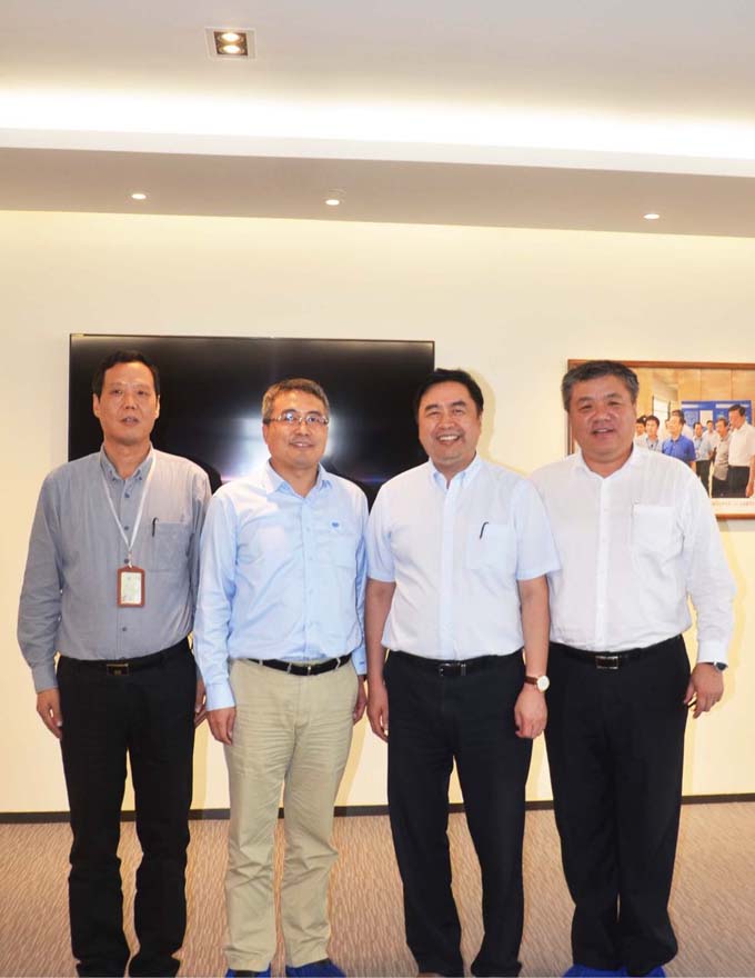 趙振元同志、何平書記與上海寶冶集團(tuán)董事長王石磊、總經(jīng)理陳剛親切合影.jpg