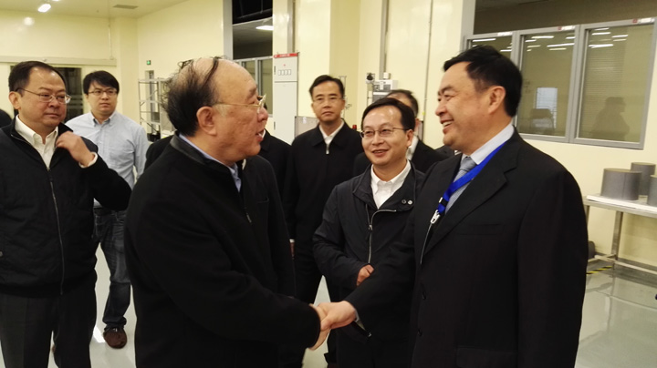 2重慶市市長(zhǎng)黃奇帆與趙振元同志親切交談，中立者為重慶超硅總經(jīng)理長(zhǎng)陳猛.jpg