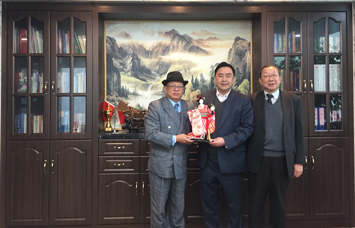 趙振元與陳宗欣教授、蛯子晴夫總經(jīng)理親切合影.png