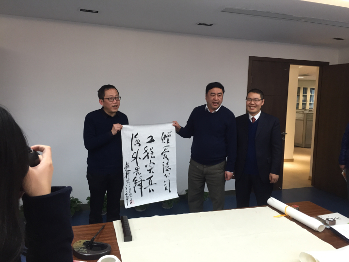 5-趙振元同志與愛德公司總經(jīng)理鄒克，首席顧問崔永祥親切合影.jpg