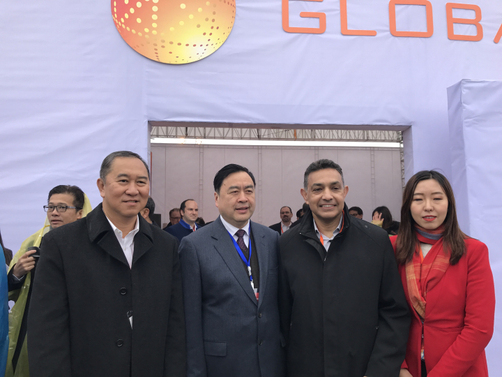 3-趙振元與格羅方德全球首席執(zhí)行官桑杰.賈（右二）、副總裁洪啟財(cái)（左一）等親切合影.jpg