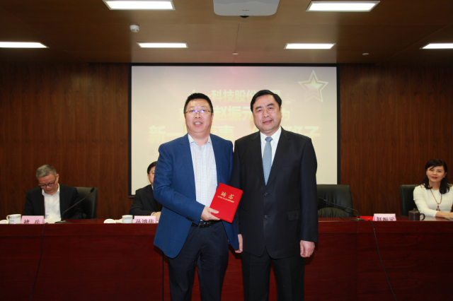 19-十一科技股份公司董事長(zhǎng)趙振元同志為執(zhí)行班子成員萬(wàn)里浪同志頒發(fā)聘書.jpg
