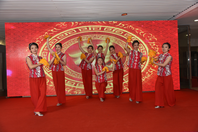 4-華東分院舞蹈團(tuán)開(kāi)場(chǎng)舞《福門開(kāi) 好運(yùn)來(lái)》.jpg