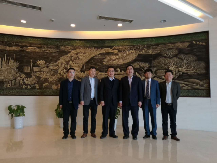 9-趙振元、周安舉、賀奎田、郭明偉與與中天集團(tuán)總裁薛馳、中天科技新能源產(chǎn)業(yè)鏈總經(jīng)理曹紅彬親切合影.jpg