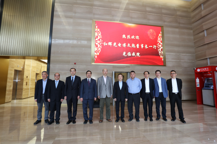 2-趙振元董事長(zhǎng)、白焰高級(jí)副院長(zhǎng)與傅文彪董事長(zhǎng)、卞家駿總裁一行親切合影.jpg