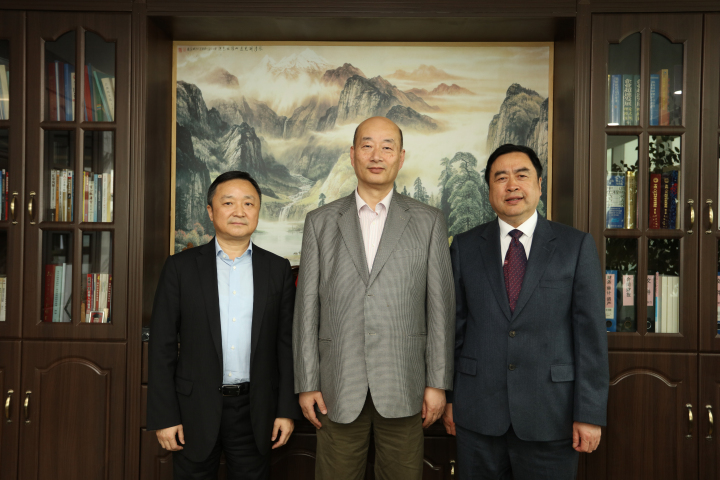 4-趙振元董事長(zhǎng)與傅文彪董事長(zhǎng)、卞家駿總裁在趙振元同志的辦公室親切合影.jpg