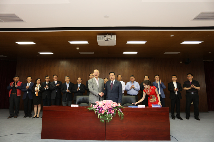 11-簽約成功，趙振元董事長(zhǎng)與傅文彪董事長(zhǎng)親切握手.jpg