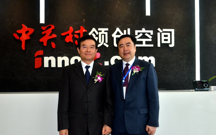 22-趙振元同志與成都市政協(xié)副主席、黨組副書記郝康理親切合影.jpg